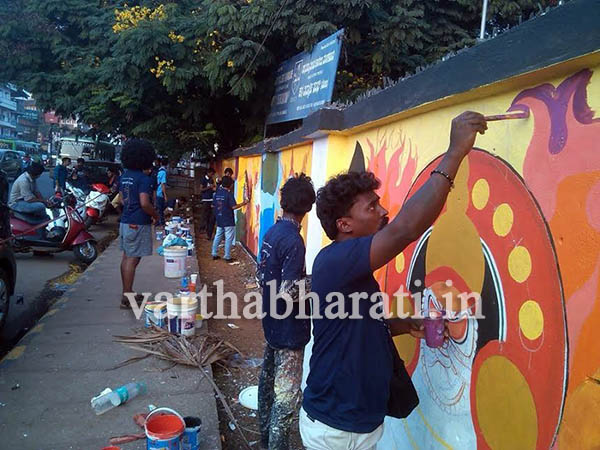 ‘ಸ್ವಚ್ಚ ಮಂಗಳೂರು’ ಅಭಿಯಾನದ ಅಂಗವಾಗಿ ಗೋಡೆಯಲ್ಲಿ ಚಿತ್ತಾರ